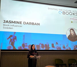 Bild på Jasmine Darban som talar under konferensen Shaping the Future with Books i Bryssel.