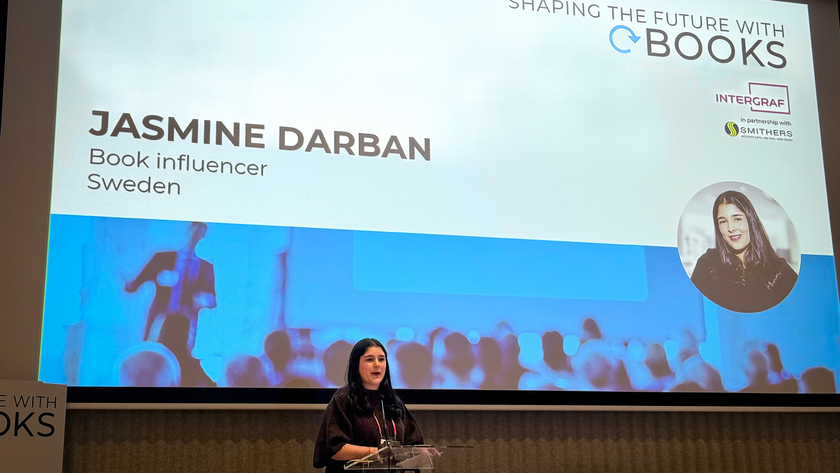 Bild på Jasmine Darban som talar under konferensen Shaping the Future with Books i Bryssel.
