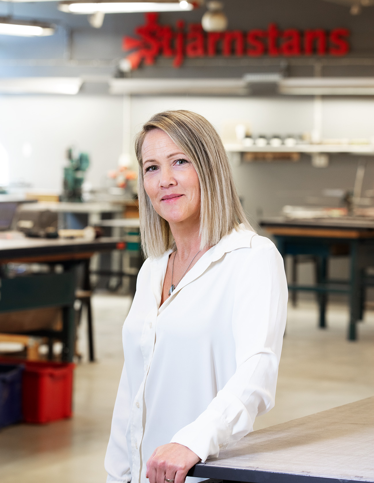Jennie Karlsson, vd för Stjärnstans, i produktionsmiljö.