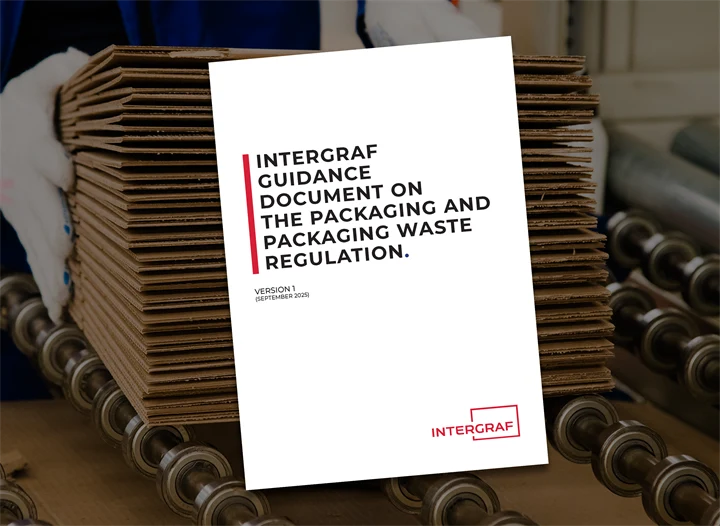 Bild på omslaget för guiden "Intergraf guidance document on The Packaging and Packaging Waste Regulation" på en genrebild på förpackningar.