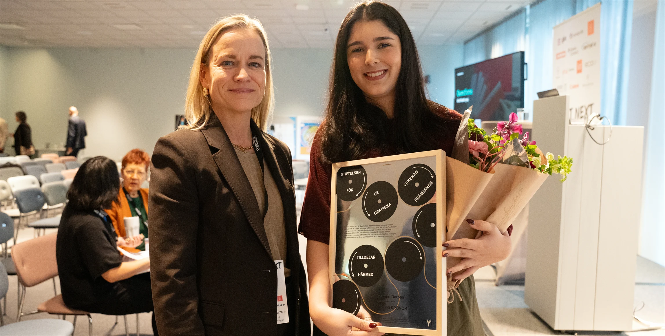 Bild på Eva Glückman, vd Grafiska Företagen, och Jasmin Darban, pristagare av Grafiska Företagen och Medieföretagens stora branschpris.