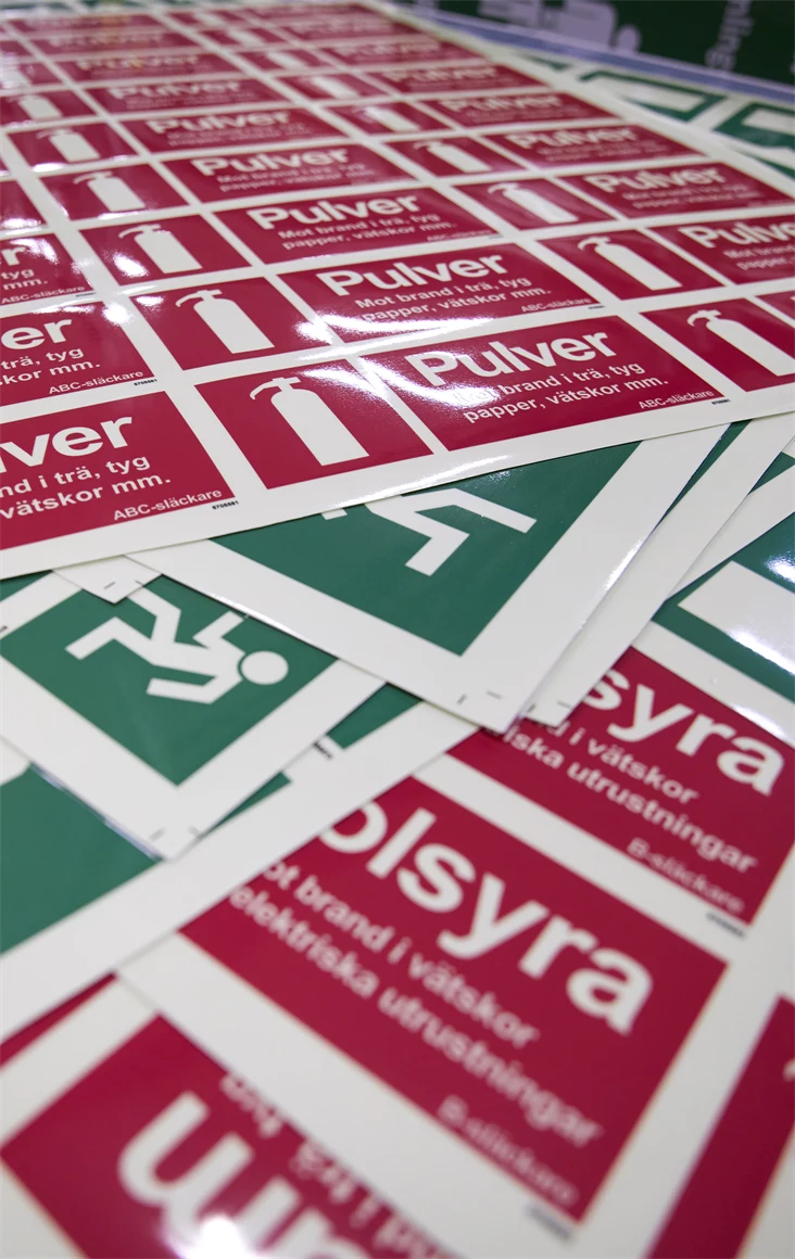 Bild på utrymnings- och brandskyltar, som är några av UniGraphics produkter.