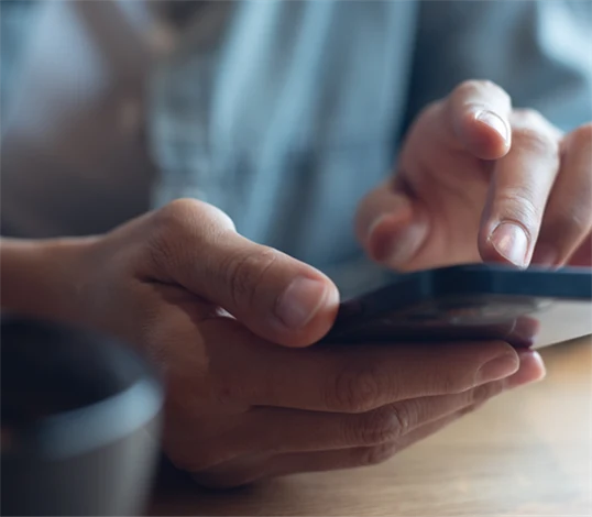 Bild på en hand som håller en smartphone.