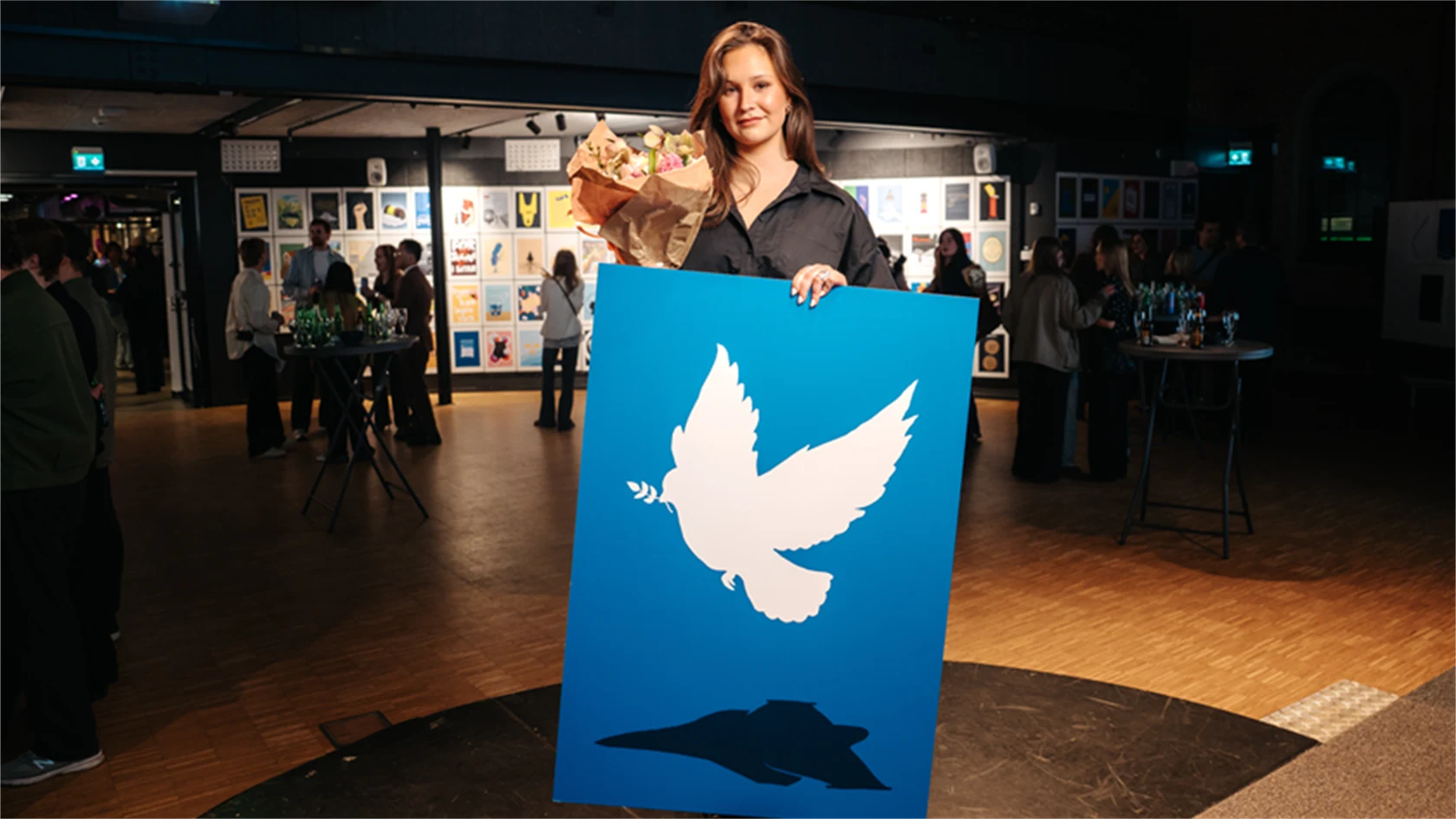 Bild på Johanna Lindgren (Forsbergs Skola) med bidraget "Rustad fredsduva", vinnare av PrintPower Award 2026.