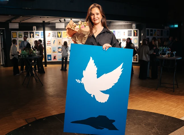 Bild på Johanna Lindgren (Forsbergs Skola) med bidraget "Rustad fredsduva", vinnare av PrintPower Award 2026.