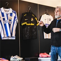 Foto på Brandtowns vd Stephan Burman som visar ett urval av matchtröjor.