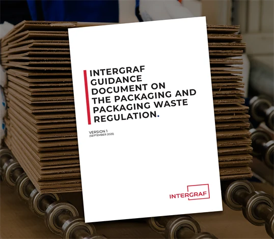 Bild på omslaget för guiden "Intergraf guidance document on The Packaging and Packaging Waste Regulation" på en genrebild på förpackningar.